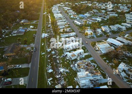 Stark beschädigte Mobilheime nach Hurrikan Ian in Florida Wohngebiet. Folgen einer Naturkatastrophe Stockfoto