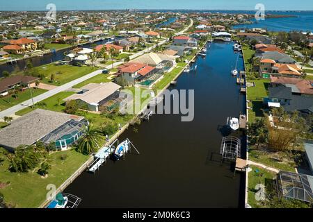 Beschädigte Häuser am Ufer nach Hurrikan Ian in Florida Wohngebiet. Folgen von Naturkatastrophen Stockfoto