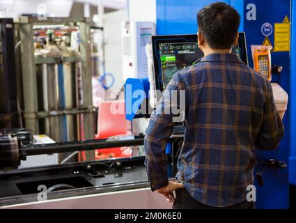 Industrielle professionelle Laserschneidemaschine für Rohrleitungen. Industrielle Fertigung. Stockfoto