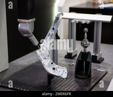 CMM-Koordinatenmessmaschinensonde Messwerkstück in der Automobilindustrie. Industrielle Fertigung. Stockfoto