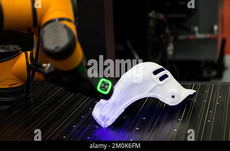 Automatisierte 3D-Messung. Roboter führt 3D-Scan am Werkstück durch. Industrielle Fertigung. Stockfoto