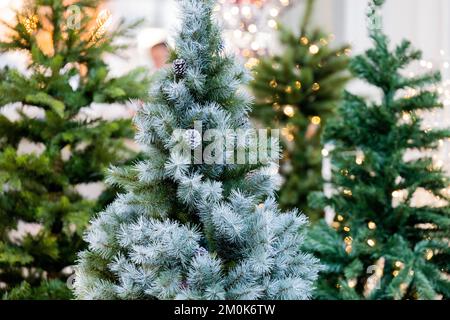 Köln, Deutschland. 24.. November 2022. Weihnachtsbäume aus Kunststoff (PVC) werden in einem Baumarkt verkauft. (An dpa: „Nachhaltiges Weihnachten: Welcher Baum ist der beste für die Umwelt?“) Kredit: Rolf Vennenbernd/dpa/Alamy Live News Stockfoto