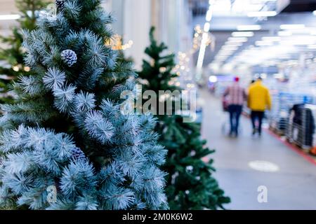 Köln, Deutschland. 24.. November 2022. Weihnachtsbäume aus Kunststoff (PVC) werden in einem Baumarkt verkauft. (An dpa: „Nachhaltiges Weihnachten: Welcher Baum ist der beste für die Umwelt?“) Kredit: Rolf Vennenbernd/dpa/Alamy Live News Stockfoto