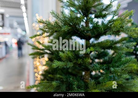 Köln, Deutschland. 24.. November 2022. Ein Weihnachtsbaum aus Kunststoff (PVC) wird in einem Baumarkt verkauft. (An dpa: „Nachhaltiges Weihnachten: Welcher Baum ist der beste für die Umwelt?“) Kredit: Rolf Vennenbernd/dpa/Alamy Live News Stockfoto