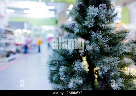 Köln, Deutschland. 24.. November 2022. Ein Weihnachtsbaum aus Kunststoff (PVC) wird in einem Baumarkt verkauft. (An dpa: „Nachhaltiges Weihnachten: Welcher Baum ist der beste für die Umwelt?“) Kredit: Rolf Vennenbernd/dpa/Alamy Live News Stockfoto