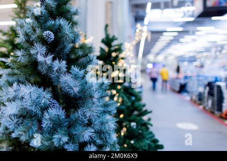 Köln, Deutschland. 24.. November 2022. Weihnachtsbäume aus Kunststoff (PVC) werden in einem Baumarkt verkauft. (An dpa: „Nachhaltiges Weihnachten: Welcher Baum ist der beste für die Umwelt?“) Kredit: Rolf Vennenbernd/dpa/Alamy Live News Stockfoto