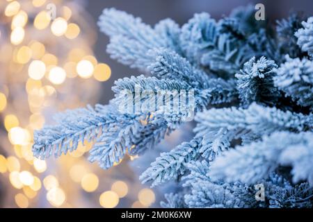 Köln, Deutschland. 24.. November 2022. Ein Weihnachtsbaum aus Kunststoff (PVC) wird in einem Baumarkt verkauft. (An dpa: „Nachhaltiges Weihnachten: Welcher Baum ist der beste für die Umwelt?“) Kredit: Rolf Vennenbernd/dpa/Alamy Live News Stockfoto