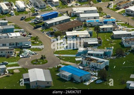 Schwer beschädigte Häuser nach Hurrikan Ian im Wohngebiet Florida. Folgen von Naturkatastrophen Stockfoto