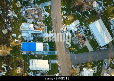 Schwer beschädigte Häuser nach Hurrikan Ian im Wohngebiet Florida. Folgen von Naturkatastrophen Stockfoto