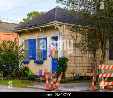 NEW ORLEANS, LA, USA - 20. NOVEMBER 2022: Das historische Shotgun House im Viertel Carrollton zeigt die Homosexualflagge Stockfoto