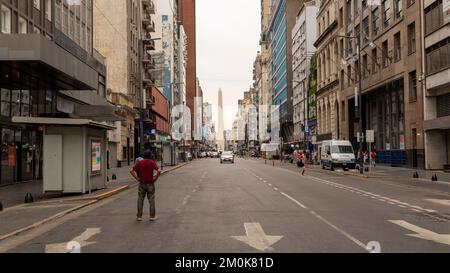 Landschaftsblick auf die Corrientes Avenue mit dem Obelisken im Hintergrund Stockfoto