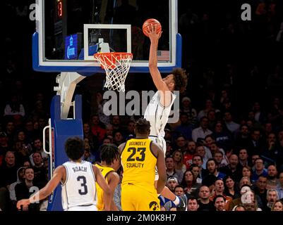 New York City, USA, 6. Dezember 2022. Duke Blue Devils Center Dereck Lively II (1) taucht in der ersten Hälfte während des Jimmy V Classic im Madison Square Garden in New York City am Dienstag, den 6. Dezember 2022, von einem Ally Hoop ab. Duncan Williams/CSM Stockfoto