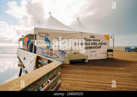 Pismo Beach, Kalifornien - 6. Dezember 2022. Pismo Beach Pier während der ISA World para Surfing Championship. Stockfoto