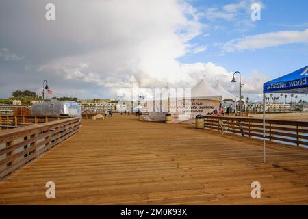 Pismo Beach, Kalifornien - 6. Dezember 2022. Pismo Beach Pier während der ISA World para Surfing Championship. Stockfoto