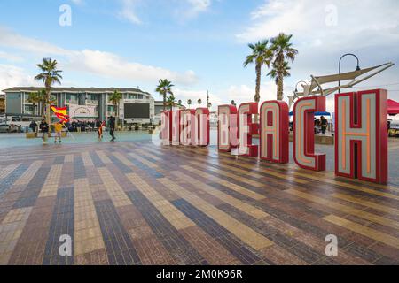 Pismo Beach, Kalifornien - 6. Dezember 2022. Pismo Beach Pier plaza. ISA World para Surfing Championship 2022. Stockfoto