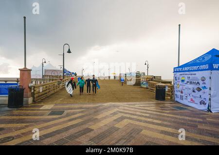 Pismo Beach, Kalifornien - 6. Dezember 2022. Pismo Beach Pier während der ISA World para Surfing Championship. Stockfoto