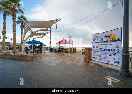 Pismo Beach, Kalifornien - 6. Dezember 2022. Pismo Beach Pier plaza. ISA World para-Surfing Championship 2022. Stockfoto