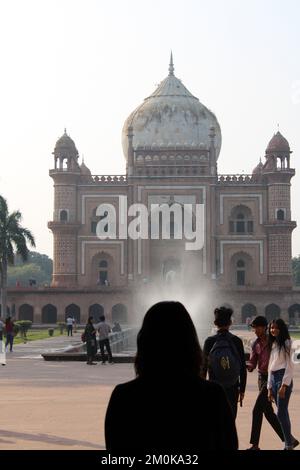 Herrlicher Blick auf Safdarjung's Grab in Delhi, Indien. Wunderschönes Mausoleum aus rotem Sandstein. Wundervolle Mogul-Architektur. Das Grab ist ein beliebter Tourist Stockfoto