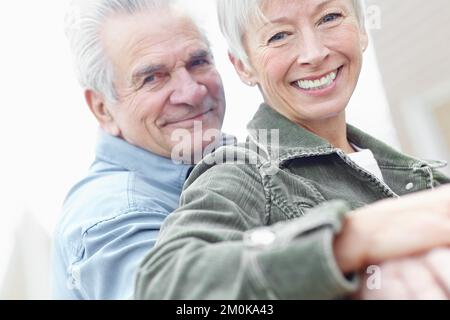 Wir haben eine fantastische Zeit zusammen. Zugeschnittenes Bild eines erwachsenen Ehegatten und einer Frau, die auf einer Bank sitzen. Stockfoto