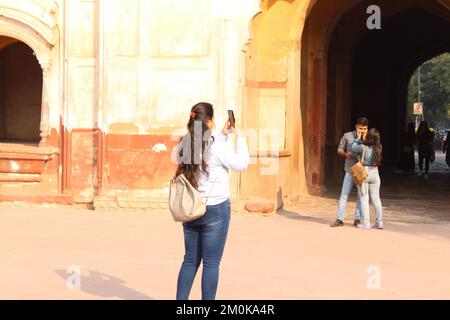 Herrlicher Blick auf Safdarjung's Grab in Delhi, Indien. Wunderschönes Mausoleum aus rotem Sandstein. Wundervolle Mogul-Architektur. Das Grab ist ein beliebter Tourist Stockfoto