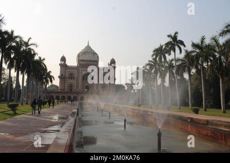 Herrlicher Blick auf Safdarjung's Grab in Delhi, Indien. Wunderschönes Mausoleum aus rotem Sandstein. Wundervolle Mogul-Architektur. Das Grab ist ein beliebter Tourist Stockfoto