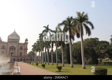 Herrlicher Blick auf Safdarjung's Grab in Delhi, Indien. Wunderschönes Mausoleum aus rotem Sandstein. Wundervolle Mogul-Architektur. Das Grab ist ein beliebter Tourist Stockfoto