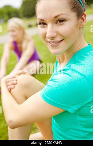 Ich bin froh, mich draußen zu dehnen. Verkürzte Seitenansicht einer Sportlerin, die sich im Freien dehnt. Stockfoto