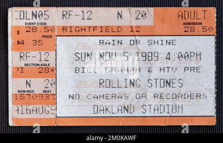 Oakland, Kalifornien - 5. November 1989 - Old used Ticket Stub für das Rolling Stones Konzert im Oakland Stadium Stockfoto