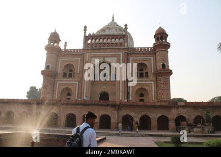 Herrlicher Blick auf Safdarjung's Grab in Delhi, Indien. Wunderschönes Mausoleum aus rotem Sandstein. Wundervolle Mogul-Architektur. Das Grab ist ein beliebter Tourist Stockfoto