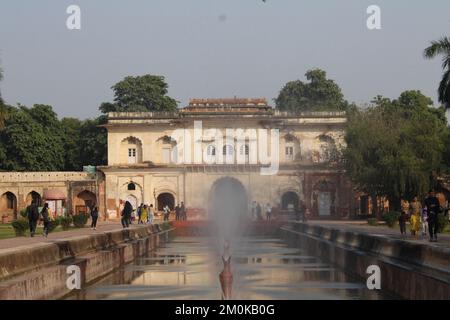 Herrlicher Blick auf Safdarjung's Grab in Delhi, Indien. Wunderschönes Mausoleum aus rotem Sandstein. Wundervolle Mogul-Architektur. Das Grab ist ein beliebter Tourist Stockfoto