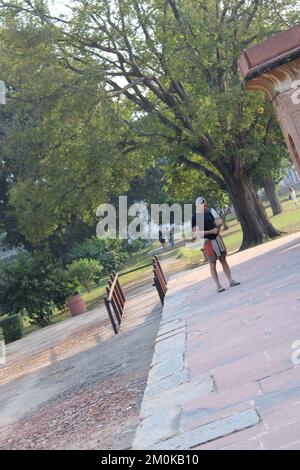 Herrlicher Blick auf Safdarjung's Grab in Delhi, Indien. Wunderschönes Mausoleum aus rotem Sandstein. Wundervolle Mogul-Architektur. Das Grab ist ein beliebter Tourist Stockfoto