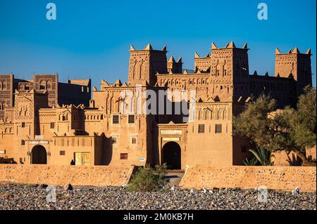 Skoura, Provinz Ouarzazate, Marokko - 23. November 2022: Traditionelle, historische, befestigte Residenz Kasbah Amridil. Stockfoto