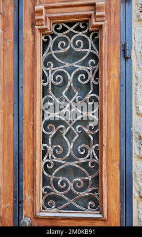 Holztür mit Metallstangen im alten Jaffa. Stockfoto