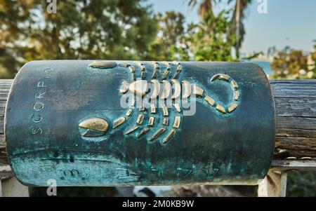 Zodiakzeichen scorpio auf der Wunschbrücke im alten Jaffa. Hebräische Inschrift Scorpio. Stockfoto