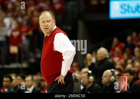 Madison, WI, USA. 6.. Dezember 2022. Im Kohl Center in Madison, WI, sind die Dachse von Wisconsin Cheftrainer Greg Gard während des NCAA-Basketballspiels zwischen den Maryland Terrapins und den Wisconsin-Dachse. Darren Lee/CSM/Alamy Live News Stockfoto