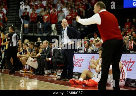 Madison, WI, USA. 6.. Dezember 2022. Kevin Willard, Cheftrainer der Maryland Terrapins, ist während des NCAA-Basketballspiels zwischen den Maryland Terrapins und den Wisconsin-Dachse im Kohl Center in Madison, WI, vertreten. Darren Lee/CSM/Alamy Live News Stockfoto