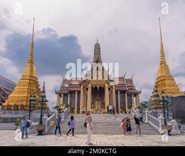 Eine Menge Leute besuchen den Tempel des Smaragd-Buddha in Bangkok, Thailand Stockfoto