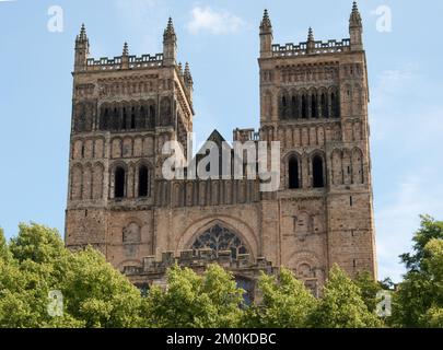Durham Cathedral (Fassade), Durham, Co Durham, Tyne and Wear, Großbritannien. Durham Cathedral ist eine normannische Kathedrale, die zwischen 1093 und 1133 in Rom erbaut wurde Stockfoto