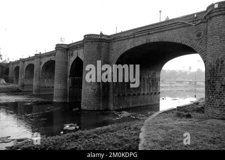 06. Dezember 2022, Pune, Indien, Chhatrapati Shivaji Brücke, diese Heritage Brücke verbindet die beiden Ufer des Flusses, Verbindung zwischen der Altstadt Stockfoto