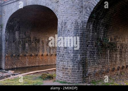 06. Dezember 2022, Pune, Indien, Chhatrapati Shivaji Brücke, diese Heritage Brücke verbindet die beiden Ufer des Flusses, Verbindung zwischen der Altstadt Stockfoto