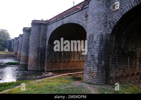 06. Dezember 2022, Pune, Indien, Chhatrapati Shivaji Brücke, diese Heritage Brücke verbindet die beiden Ufer des Flusses, Verbindung zwischen der Altstadt Stockfoto