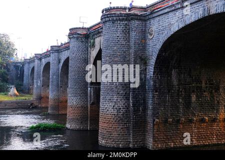 06. Dezember 2022, Pune, Indien, Chhatrapati Shivaji Brücke, diese Heritage Brücke verbindet die beiden Ufer des Flusses, Verbindung zwischen der Altstadt Stockfoto