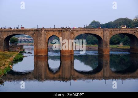 06. Dezember 2022, Pune, Indien, Chhatrapati Shivaji Brücke, diese Heritage Brücke verbindet die beiden Ufer des Flusses, Verbindung zwischen der Altstadt Stockfoto