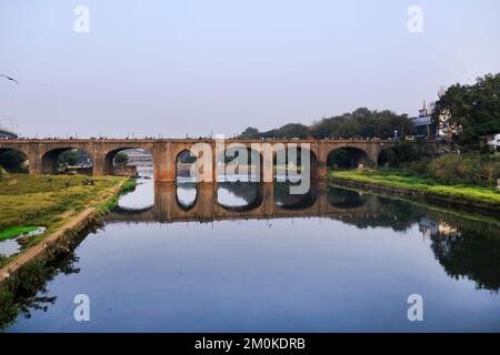 06. Dezember 2022, Pune, Indien, Chhatrapati Shivaji Brücke, diese Heritage Brücke verbindet die beiden Ufer des Flusses, Verbindung zwischen der Altstadt Stockfoto