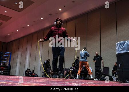 Lubbock, TX, USA. 6.. Dezember 2022. Ein Boxer überspringt das Seil, um sich in der Trainingseinrichtung des Turniers aufzuwärmen. (Kreditbild: © Adam DelGiudice/ZUMA Press Wire) Stockfoto