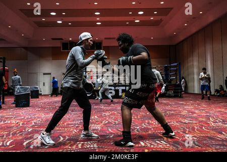 Lubbock, TX, USA. 6.. Dezember 2022. Nejib Abdi aus Nashville, TN, bereitet sich auf seinen morgigen Wettkampf mit Trainer Stephen Grand in der Trainingseinrichtung des Turniers vor. (Kreditbild: © Adam DelGiudice/ZUMA Press Wire) Stockfoto