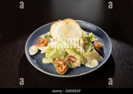 Italienischer caesar Salat mit gegrillten Garnelen, Croutons und Parmesan. Speicherplatz kopieren Stockfoto
