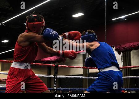 Lubbock, TX, USA. 6.. Dezember 2022. Kooper Pardee aus Cleveland, TN (Blau), im Kampf gegen Moses Garcia (Rot) aus Harlingen, TX, in einem Elite Male 147lb-Kampf. Pardee gewann den Wettbewerb durch Entscheidung. (Kreditbild: © Adam DelGiudice/ZUMA Press Wire) Stockfoto