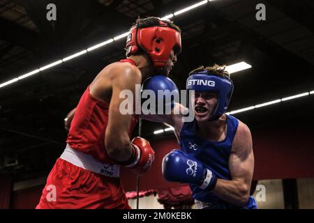 Lubbock, TX, USA. 6.. Dezember 2022. Kooper Pardee aus Cleveland, TN (Blau), im Kampf gegen Moses Garcia (Rot) aus Harlingen, TX, in einem Elite Male 147lb-Kampf. Pardee gewann den Wettbewerb durch Entscheidung. (Kreditbild: © Adam DelGiudice/ZUMA Press Wire) Stockfoto