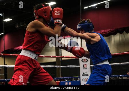 Lubbock, TX, USA. 6.. Dezember 2022. Kooper Pardee aus Cleveland, TN (Blau), im Kampf gegen Moses Garcia (Rot) aus Harlingen, TX, in einem Elite Male 147lb-Kampf. Pardee gewann den Wettbewerb durch Entscheidung. (Kreditbild: © Adam DelGiudice/ZUMA Press Wire) Stockfoto